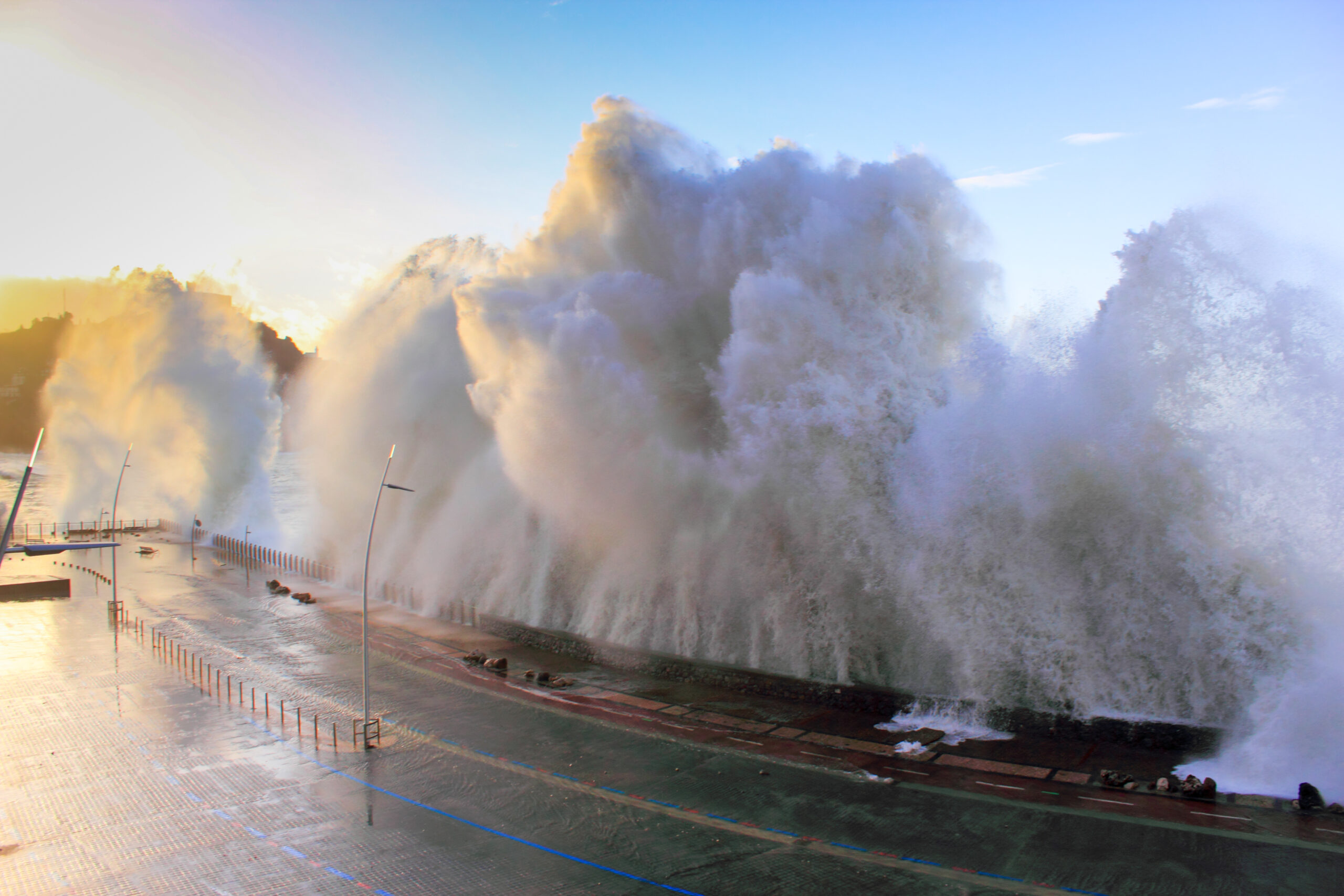 How does tsunamis affect the environment? (Wave in San Sebastian Donostia, Spain)