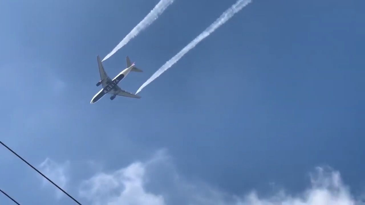 Airplane dumping fuel overhead